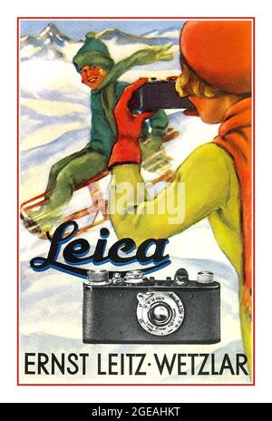 Altes PLAKAT MIT DER LEITZ-35-mm-Kamera Leica 1 (A), das die ursprüngliche revolutionäre deutsche 35-mm-Kamera der 1920er-Jahre der Action-Winterszene zeigt, die von Ernst Leitz in Wetzlar hergestellt wurde. Die Leica 1(A) war die erste kommerziell erhältliche Leica 35mm-Kamera. Die Leica, entworfen von Oscar Barnack, wurde 1924 angekündigt und 1925 erstmals an die Öffentlichkeit verkauft. Die Leica war ein sofortiger Erfolg und verantwortlich für die Popularisierung der 35mm-Filmfotografie. Stockfoto