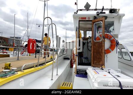 Harwich, Essex - 18. August 2021: Die Fußgängerfähre wartet auf Passagiere am Ha’Penny Pier. Stockfoto