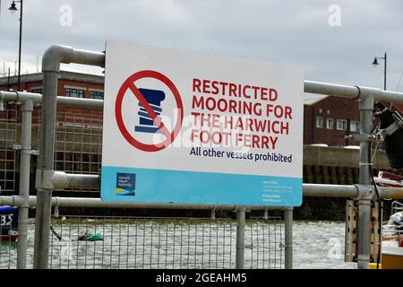 Harwich, Essex - 18. August 2021: Liegeplatz für die Hafenfußfähre reserviert. Stockfoto