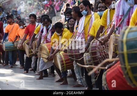 Guwahati, Guwahati, Indien. August 2021. Trommler spielen Trommeln während der jährlichen Manasha Puja (Verehrung der Schlangen) im Kamakhya-Tempel in Guwahati Assam India am Mittwoch, 18. August 2021 (Bildquelle: © Dasarath Deka/ZUMA Press Wire) Stockfoto