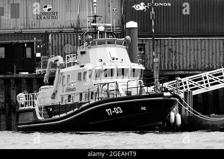 Harwich, Essex - 18. August 2021: RNLB Albert Brown vor dem Pier von Ha’Penny festgemacht. Stockfoto