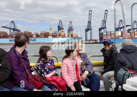 Harwich, Essex - 18. August 2021: Menschen genießen eine Fahrt mit der Hafenfähre an einem hellen Sommernachmittag. Stockfoto