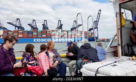 Harwich, Essex - 18. August 2021: Menschen genießen eine Fahrt mit der Hafenfähre an einem hellen Sommernachmittag. Stockfoto