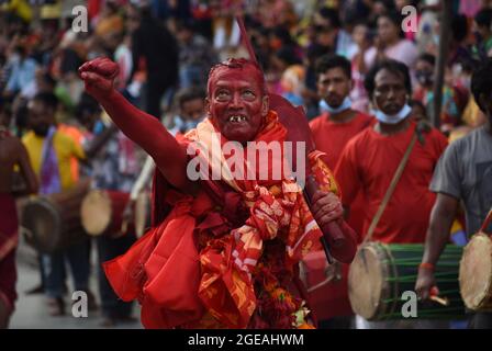 Guwahati, Guwahati, Indien. August 2021. Deodhani-Tänzerin führt Deodhani Nritya (Tanz) während des jährlichen Manasha Puja (Verehrung der Schlangen) im Kamakhya-Tempel in Guwahati Assam Indien am Mittwoch, 18. August 2021 auf (Bildnachweis: © Dasarath Deka/ZUMA Press Wire) Stockfoto