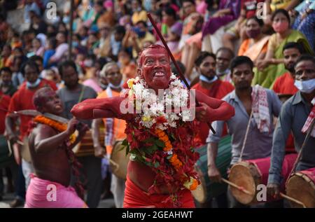 Guwahati, Guwahati, Indien. August 2021. Deodhani-Tänzerin führt Deodhani Nritya (Tanz) während des jährlichen Manasha Puja (Verehrung der Schlangen) im Kamakhya-Tempel in Guwahati Assam Indien am Mittwoch, 18. August 2021 auf (Bildnachweis: © Dasarath Deka/ZUMA Press Wire) Stockfoto