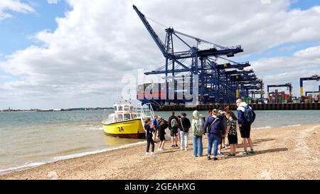 Felixstowe, Suffolk - 18. August 2021: Menschen, die am Landguard Beach in die Fußgängerfähre des Hafens von Harwich einsteigen. Stockfoto