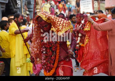 Guwahati, Guwahati, Indien. August 2021. Deodhani-Tänzerin führt Deodhani Nritya (Tanz) während des jährlichen Manasha Puja (Verehrung der Schlangen) im Kamakhya-Tempel in Guwahati Assam Indien am Mittwoch, 18. August 2021 auf (Bildnachweis: © Dasarath Deka/ZUMA Press Wire) Stockfoto