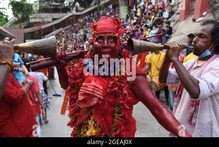 Guwahati, Guwahati, Indien. August 2021. Deodhani-Tänzerin führt Deodhani Nritya (Tanz) während des jährlichen Manasha Puja (Verehrung der Schlangen) im Kamakhya-Tempel in Guwahati Assam Indien am Mittwoch, 18. August 2021 auf (Bildnachweis: © Dasarath Deka/ZUMA Press Wire) Stockfoto