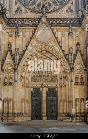 Prag, Tschechische Republik - Mai 10,2021. Hauptportal und Eingang zur St. Veitskathedrale im Prager Burgkomplex.wichtige gotische Kirche.Detail Stockfoto