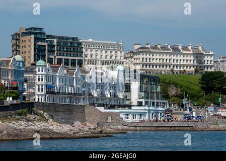 Plymouth, Devon, England, Großbritannien. 2021. Blick vom Plymouth Sound auf die West Hoe und Plymouth Hoe Gegend von Plymouth. Stockfoto