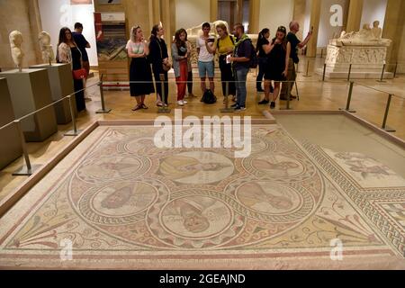 Besucher, die ein Mosaik der Sieben Weisen aus einer römischen Villa in Baalbek, Erdgeschoss des Nationalmuseums, Beirut, Libanon, durchsehen. Stockfoto