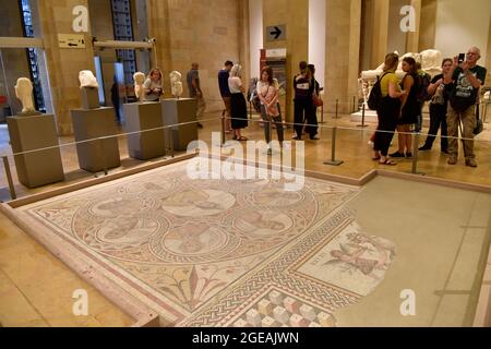 Besucher, die ein Mosaik der Sieben Weisen aus einer römischen Villa in Baalbek, Erdgeschoss des Nationalmuseums, Beirut, Libanon, durchsehen. Stockfoto