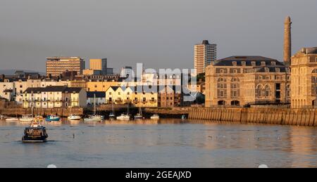 Plymouth, Devon, England, Großbritannien. 2021. Die Royal William Yard ein denkmalgeschütztes Gelände früher Royal Navy victualing Gebäude und Häuser am Wasser auf der Stockfoto