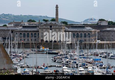 Plymouth, Devon, England, Großbritannien. 2021. Die Royal William Yard ein denkmalgeschütztes Gelände, das früher Royal Navy Gebäude vom Mount Wise Park aus gesehen, Stockfoto