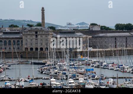 Plymouth, Devon, England, Großbritannien. 2021. Die Royal William Yard ein denkmalgeschütztes Gelände, das früher Royal Navy Gebäude vom Mount Wise Park aus gesehen, Stockfoto