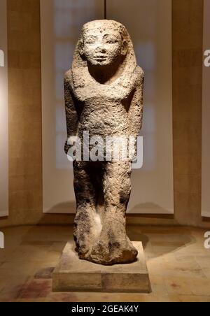 Kalksteinkoloss von unbekannter Herkunft aus Byblos (Jbail), im Erdgeschoss des Nationalmuseums, Badaro, Beirut, Libanon. Stockfoto