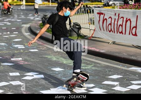 Bangkok, Thailand. August 2021. Bangkok- Thailand- Anti-Regierung-Demonstranten protestieren am Mittwoch am Demokratie-Denkmal in Bangkok, Thailand, am 18. August 2021. Vichan Poti /Pacific Press (Foto von Vichan Poti /Pacific Press) Quelle: Pacific Press Media Production Corp./Alamy Live News Stockfoto