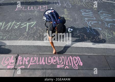 Bangkok, Thailand. August 2021. Bangkok- Thailand- Anti-Regierung-Demonstranten protestieren am Mittwoch am Demokratie-Denkmal in Bangkok, Thailand, am 18. August 2021. Vichan Poti /Pacific Press (Foto von Vichan Poti /Pacific Press) Quelle: Pacific Press Media Production Corp./Alamy Live News Stockfoto