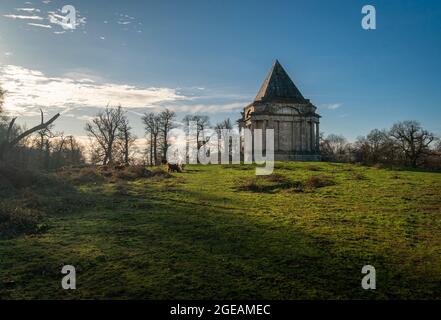 Darnley Mausoleum, ein restauriertes Mausoleum aus dem 18. Jahrhundert in einem friedlichen öffentlichen Wald in Kent, Großbritannien Stockfoto