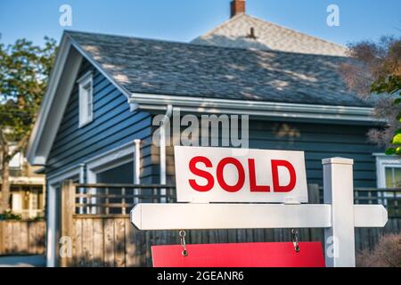 Verkauft Schild vor Holzhaus in Kanada Stockfoto