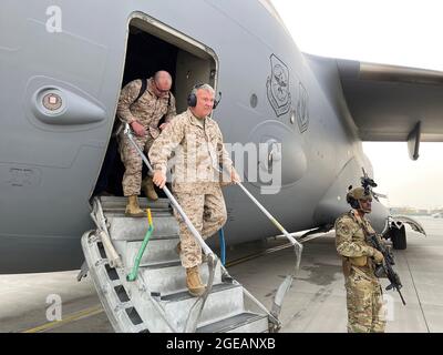 Am 17. August 2021 trifft der General Frank McKenzie, der Kommandeur des US Central Command, auf dem Hamid Karzai International Airport in Afghanistan ein. (USA Navy Foto von Capt. William Urban) Stockfoto