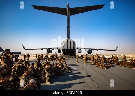 Marines, die der 24. Marine Expeditionary Unit (MEU) zugewiesen wurden, warten auf einen Flug auf dem Al Udeied Air Base, Katar, 17. August. Die Marineinfanteristen unterstützen das Außenministerium bei der geordneten Abstellung von designiertem Personal in Afghanistan. (USA Marine Corps Foto von 1. LT. Mark Andries) Stockfoto