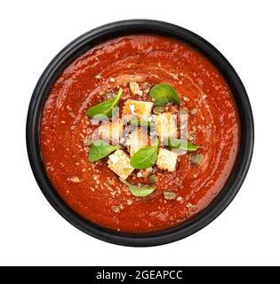 Schüssel Tomatensuppe isoliert auf weißem Hintergrund, Draufsicht Stockfoto