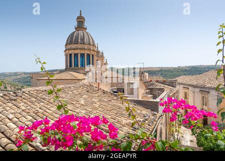 Romantischer Panoramablick auf die Kathedrale von Ragusa Ibla, Kuppel der Kirche San Giorgio mit klarem blauen Himmel Stockfoto