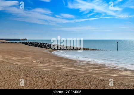 Folkestone Beach. Der Kiesstrand ist steil geneigt, was zu einem schnellen Wechsel der Gezeiten führt. In diesem Bild ist die Flut draußen und der Himmel ist perfekt. Stockfoto