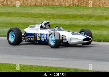 John Surtees fuhr 2014 beim Goodwood Festival of Speed einen Ferrari 158 Grand Prix-Rennwagen Stockfoto