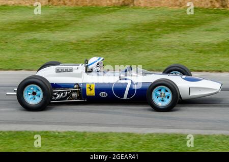 John Surtees fuhr 2014 beim Goodwood Festival of Speed einen Ferrari 158 Grand Prix-Rennwagen Stockfoto