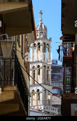 Die Kirche von Agios Georgios (St. George) durch die engen Gassen mit Balkonen in der Altstadt von Nafplio gesehen, Griechenlands erste Hauptstadt nach der Entvölkerung Stockfoto