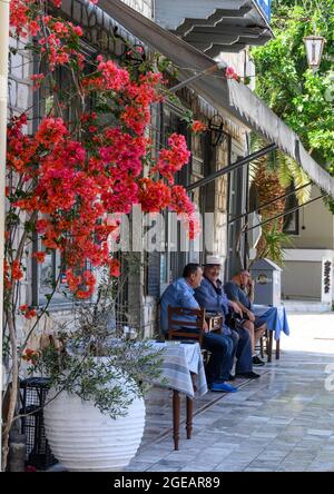 Eine schattige Taverne in der Platia Syndagmatos, dem Hauptplatz in der Altstadt von Nafplio;, Griechenlands erste Hauptstadt nach der Unabhängigkeit, Argolid, Peloponnes Stockfoto