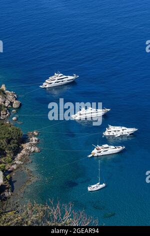 Jachten und Vergnügungsboote in Kalamitsi Bucht in der Nähe des Dorfes Kardamiyli, Messinian Mani, Süd-Peloponnes, Griechenland. Stockfoto