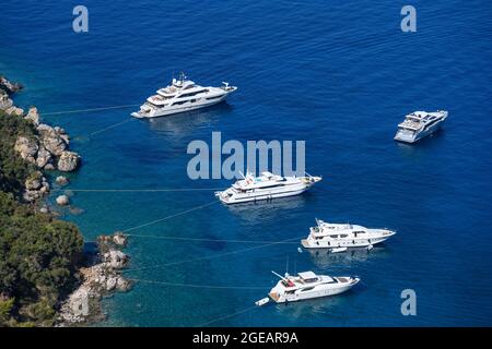 Jachten und Vergnügungsboote in Kalamitsi Bucht in der Nähe des Dorfes Kardamiyli, Messinian Mani, Süd-Peloponnes, Griechenland. Stockfoto