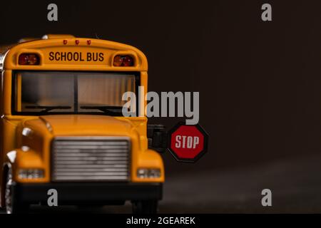 Schulbus-Modell mit Stoppschild. Nicht den Schulbus passieren. Stockfoto