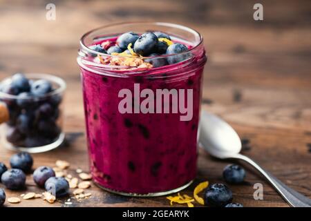 Blaubeer-Rote-Beete-Smoothie im Glas. Gesunde Detox Superfood Smoothie Stockfoto