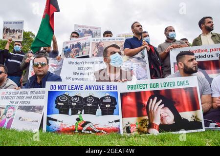 London, Großbritannien. August 2021. Demonstranten versammelten sich auf dem Parliament Square, um gegen die Taliban zu protestieren, deren Truppen Afghanistan übernommen haben, als die britische Regierung über die Krise debattierte. Die Demonstranten, von denen einige ehemalige Übersetzer für die britische Armee sind, forderten auch die britische Regierung auf, die Bürger Afghanistans zu schützen. (Kredit: Vuk Valcic / Alamy Live News) Stockfoto