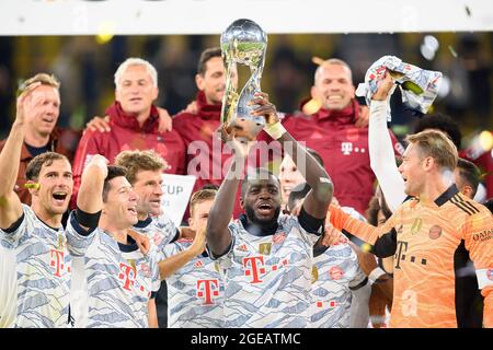 Dortmund, Deutschland. 18. August 2021. Jubel von Dayot UPAMECANO (M) mit dem Supercup Cup, von links nach rechts Leon GORETZKA (M), Robert LEWANDOWSKI (M), Thomas MUELLER (MÃ ller, M), Dayot UPAMECANO (M), Torwart Manuel NEUER (M) Fußball-Supercup-Finale, Borussia Dortmund (DO) - FC Bayern München (M) 1: 3, am 08/17/2021 in Dortmund. Die DFL-Bestimmungen von #verbieten die Verwendung von Fotos als Bildsequenzen und/oder quasi-Video # Â Credit: dpa/Alamy Live News Stockfoto