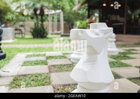 Großer Garten Schach weißes Pferd in der Sonne Stockfoto