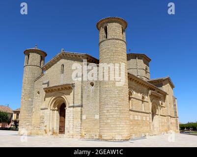 Außenansicht der Kirche des Heiligen Martin von Tours Fromista Palencia aus dem 11. Jahrhundert, Spanien Stockfoto