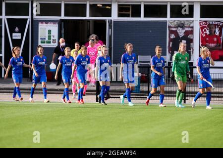 ENSCHEDE, NIEDERLANDE - 18. AUGUST: Spieler des FC Twente vor dem ersten Qualifikationsrunde-Spiel der UEFA Women's Champions League zwischen dem FC Twente und dem FC Nike im Sportclub Enschede am 18. August 2021 in Enschede, Niederlande (Foto: Marcel ter Bals/Orange Picles) Stockfoto