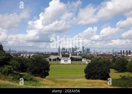 Greenwich Park in London mit der ehemaligen Naval College (Mitte des Rahmens) und Canary Wharf (Mitte Hintergrund). England. August 2021 Stockfoto