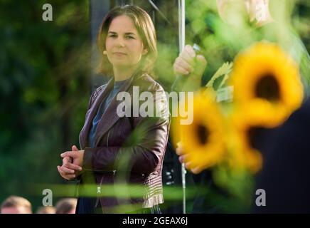 Kanzlerin und Bundesvorsitzende von Bündnis 90 / die Grünen Annalena Baerbock bei einer Wahlveranstaltung der Bundestagsfraktion am 18. August 2021 in Regensburg. © Peter Schatz / Alamy Live News Stockfoto