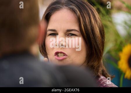 Kanzlerin und Bundesvorsitzende von Bündnis 90 / die Grünen Annalena Baerbock bei einer Wahlveranstaltung der Bundestagsfraktion am 18. August 2021 in Regensburg. © Peter Schatz / Alamy Live News Stockfoto