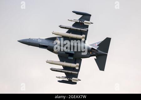 Irkut Corporation Yakovlev Yak 130 fortschrittliches Jet-Trainer-Flugzeug für die russische Luftwaffe, das Waffen auf der RIAT Airshow, RAF Fairford, Großbritannien, zeigt Stockfoto