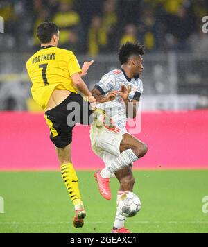 Dortmund, Deutschland. August 2021. Kingsley COMAN r. (M) im Duell gegen Giovanni REYNA (DO), Action, Fußball-Supercup-Finale, Borussia Dortmund (DO) - FC Bayern München (M), am 08/17/2021 in Dortmund/Deutschland. Die DFL-Bestimmungen von #verbieten die Verwendung von Fotos als Bildsequenzen und/oder quasi-Video # Â Credit: dpa/Alamy Live News Stockfoto