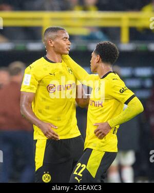 Manuel AKANJI verließ (DO) enttäuscht nach seinem Fehler, der am 17. August 2021 in Dortmund zum 1:3, Jude BELLINGHAM (DO) tröstete das Fußball-Supercup-Finale, Borussia Dortmund (DO) - FC Bayern München (M), führte. #die DFL-Vorschriften verbieten die Verwendung von Fotos als Bildsequenzen und/oder quasi-Video # Â Stockfoto