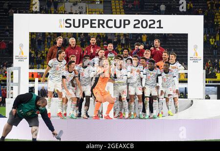 Jubilation Team M mit dem Supercup-Cup von Torwart Manuel NEUER (M), Fußball-Supercup-Finale, Borussia Dortmund (DO) - FC Bayern München (M) 1: 3, am 17. August 2021 in Dortmund. #die DFL-Vorschriften verbieten die Verwendung von Fotos als Bildsequenzen und/oder quasi-Video # Â Stockfoto