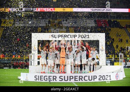 Jubilation Team M mit dem Supercup-Cup von Torwart Manuel NEUER (M), Fußball-Supercup-Finale, Borussia Dortmund (DO) - FC Bayern München (M) 1: 3, am 17. August 2021 in Dortmund. #die DFL-Vorschriften verbieten die Verwendung von Fotos als Bildsequenzen und/oder quasi-Video # Â Stockfoto